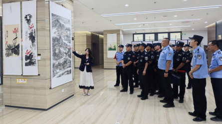 蘭州鐵路公安局蘭州公安處乘警支隊(duì)參觀(guān)甘肅工程咨詢(xún)集團(tuán)廉潔文化作品展